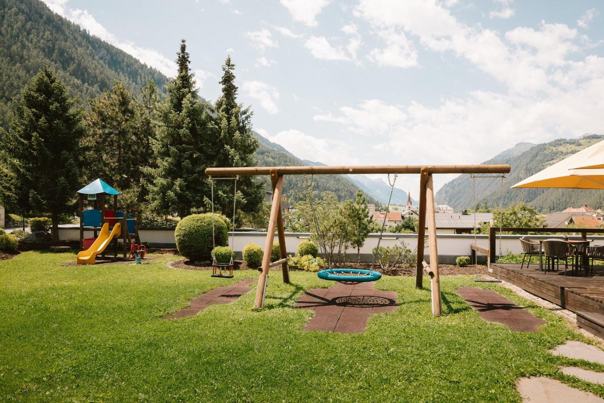 Miaflor Familien- & Aktivresort Ried im Oberinntal Exterior photo